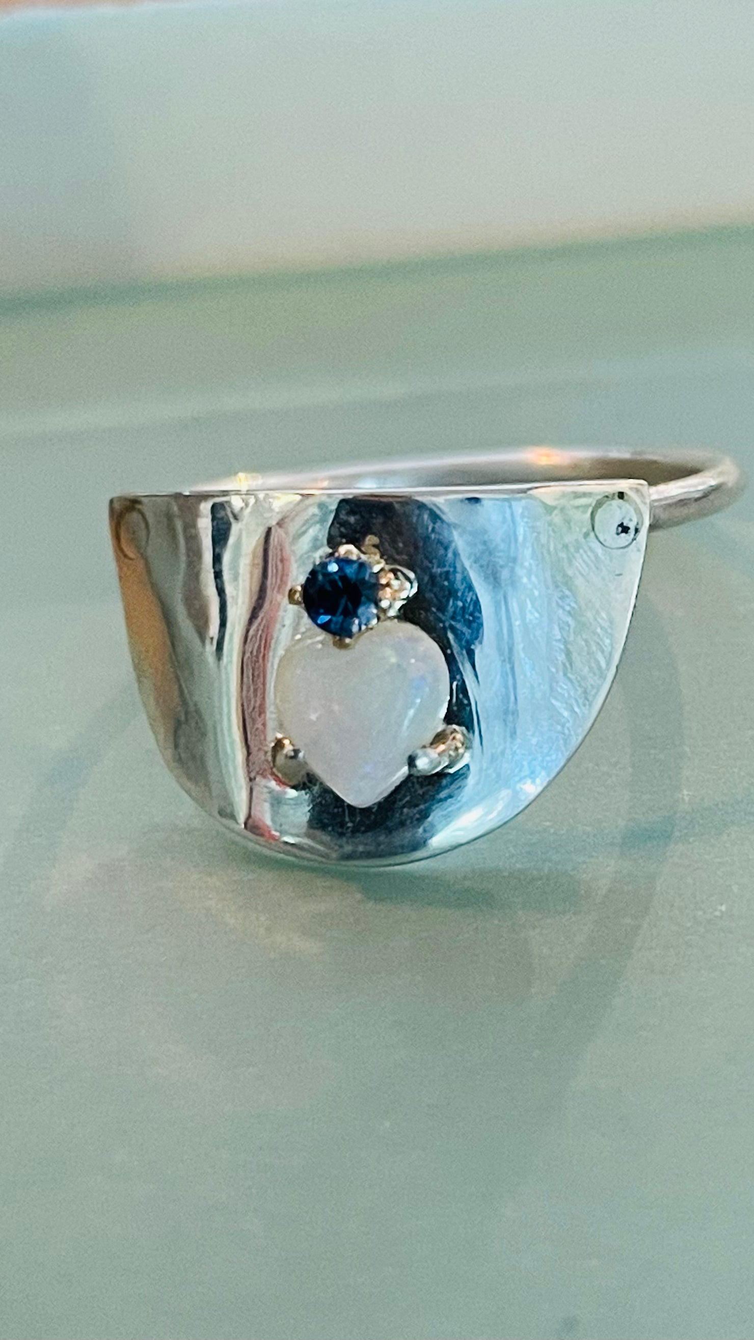 SANCT DESIDERATA / SHIELD RING HEART OPAL