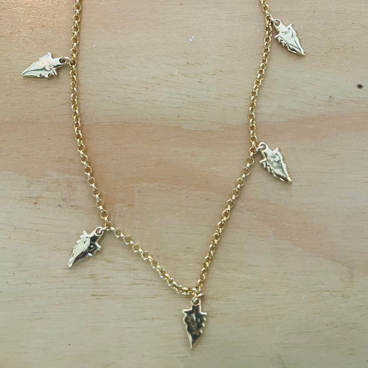 BRITT BOLTON / GOLD 5 ARROWHEAD NECKLACE