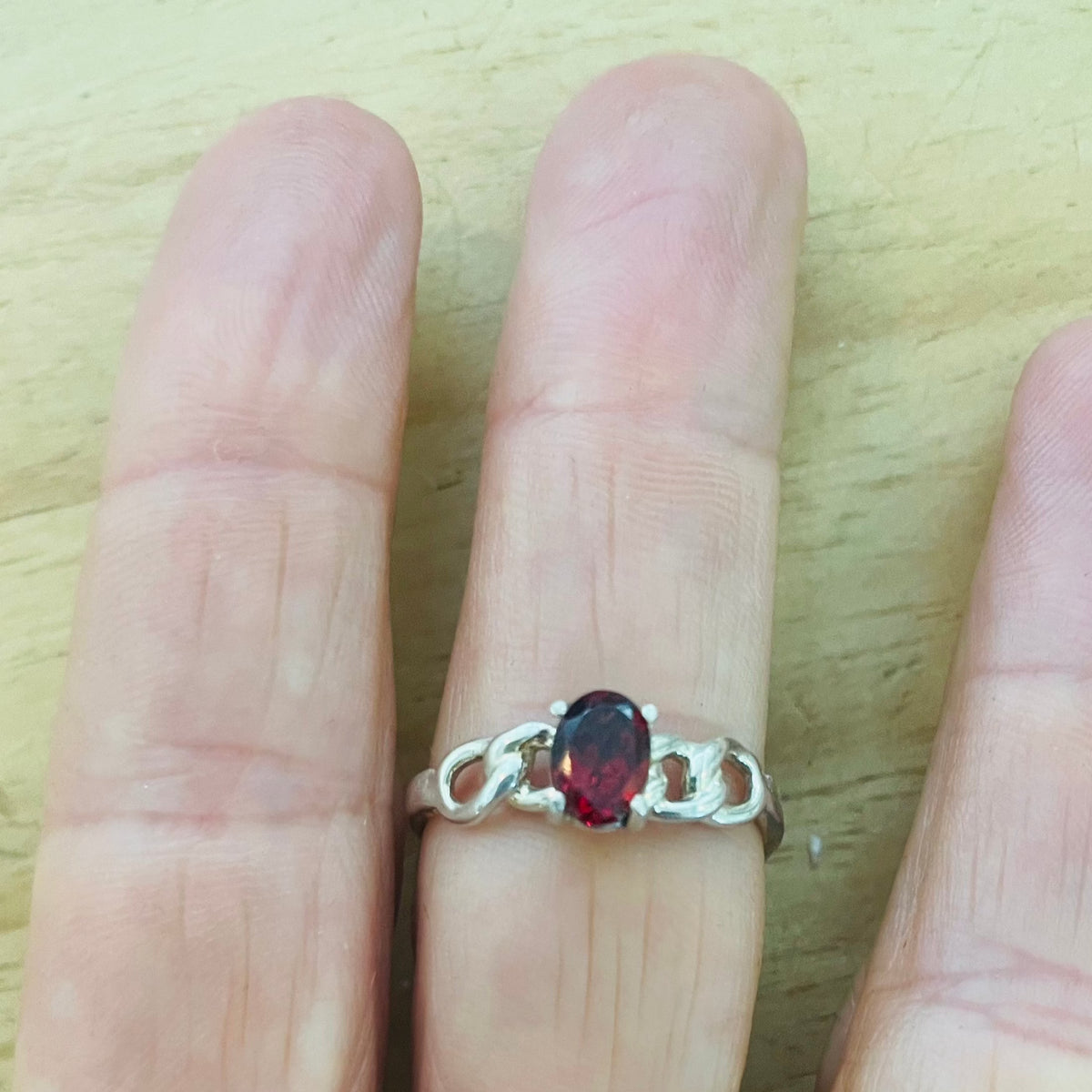 BRITT BOLTON / SILVER CHAINLINK RING - GARNET