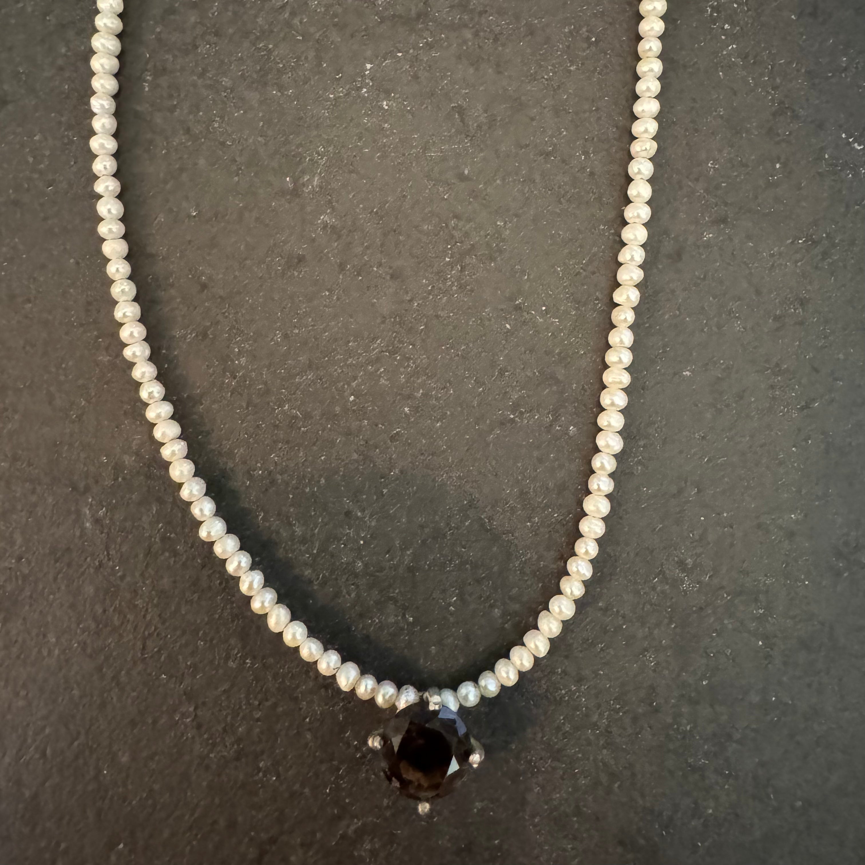 BRITT BOLTON / PEARL NECKLACE WITH GEMSTONE