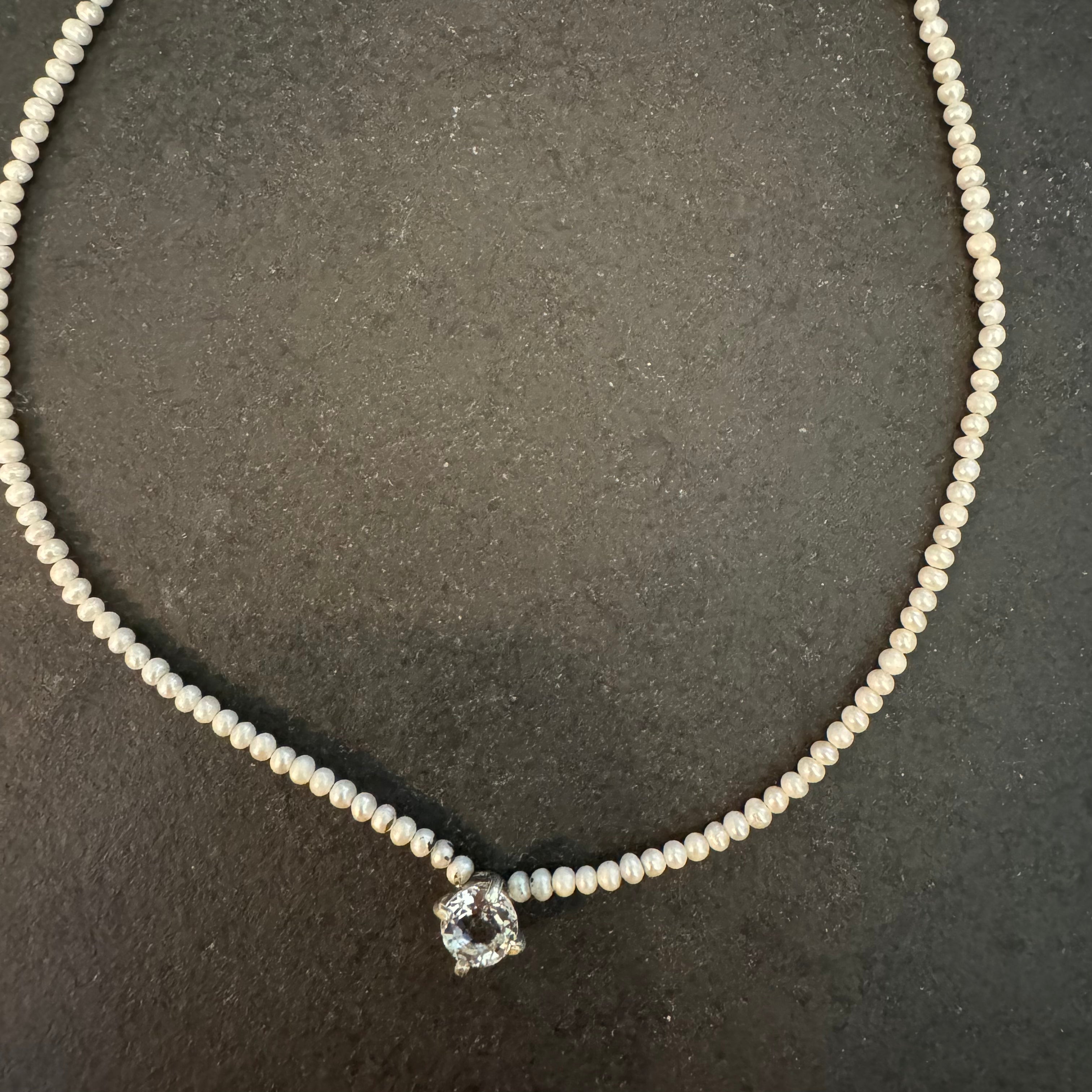 BRITT BOLTON / PEARL NECKLACE WITH GEMSTONE