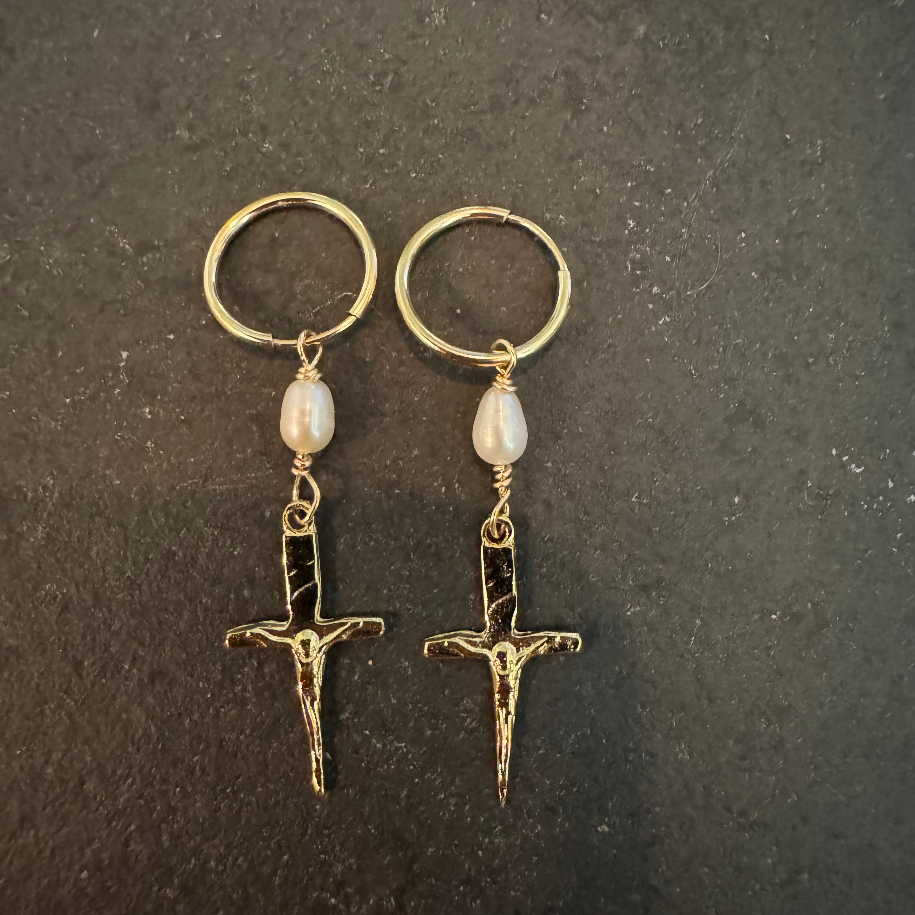 BRITT BOLTON / CRUCIFIX DAGGER PEARL HOOPS 18K VERMEIL