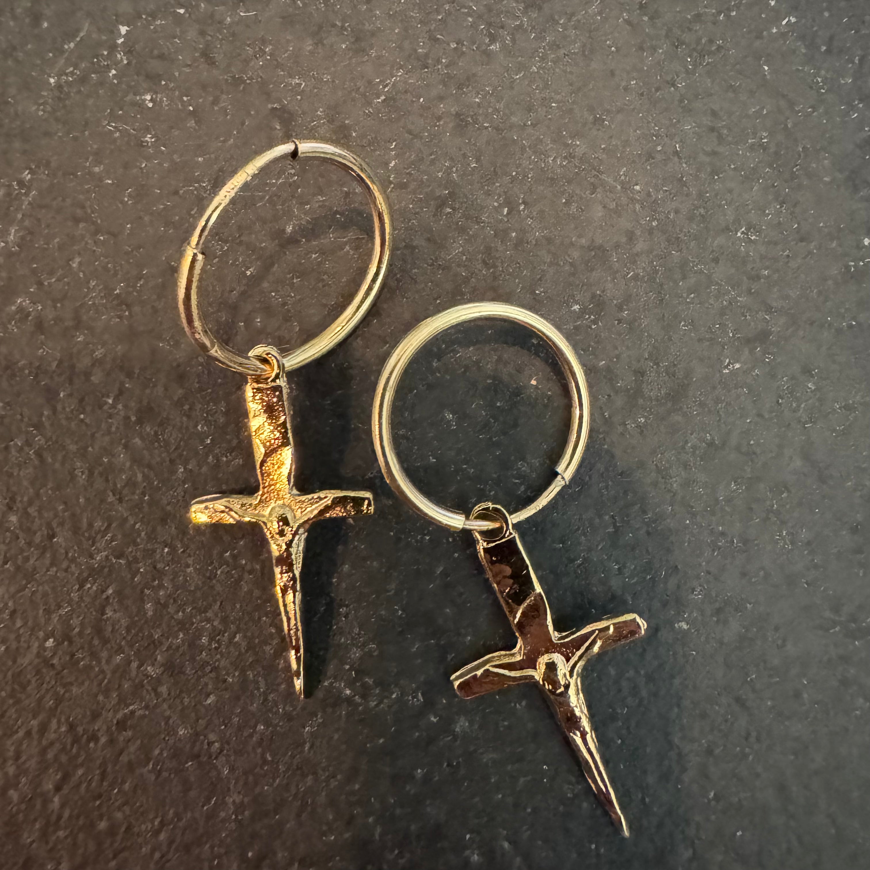 BRITT BOLTON / CRUCIFIX DAGGER HOOPS 18K VERMEIL
