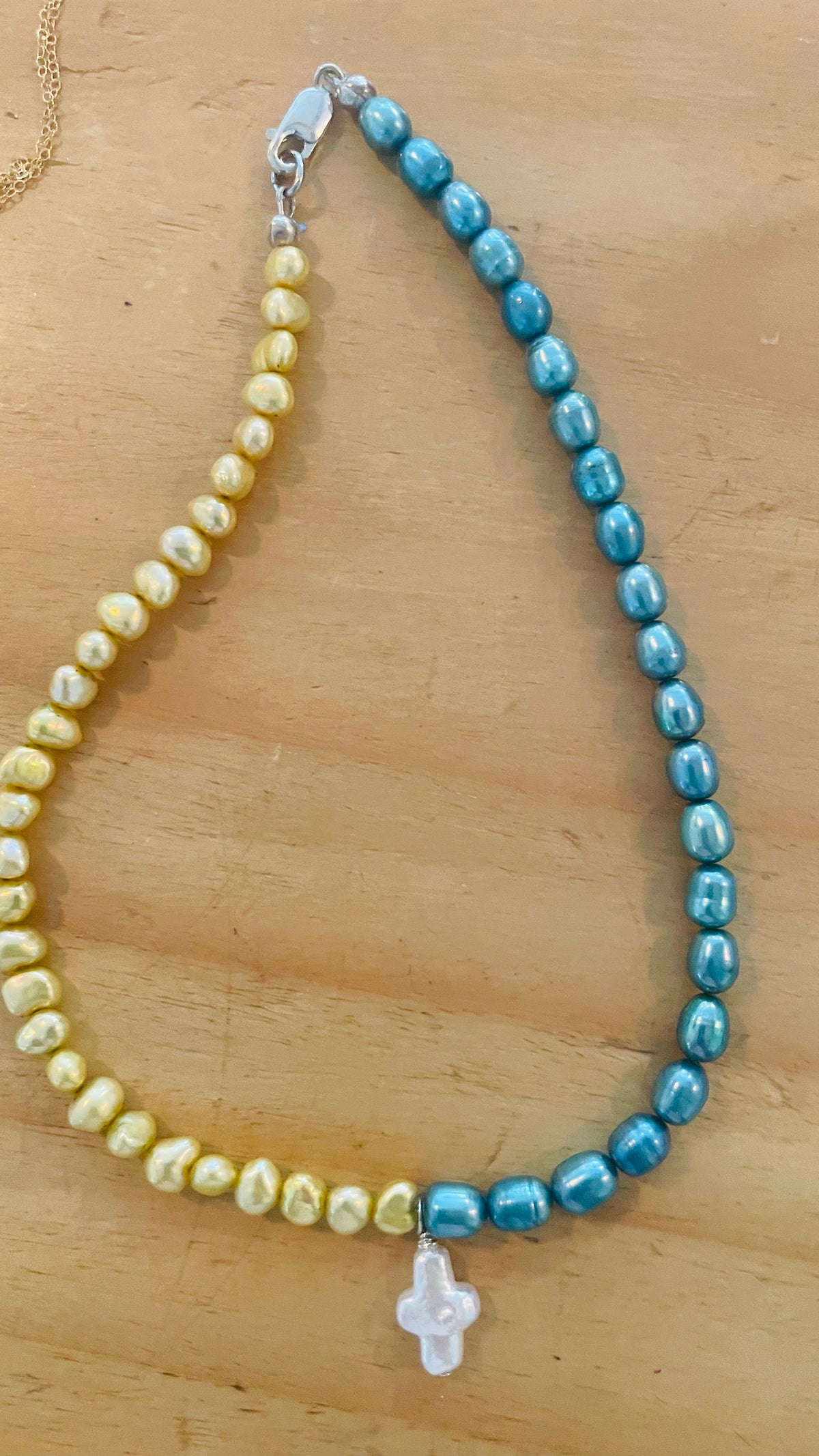 BRITT BOLTON / BLUE & YELLOW CROSS PEARL CHOKER