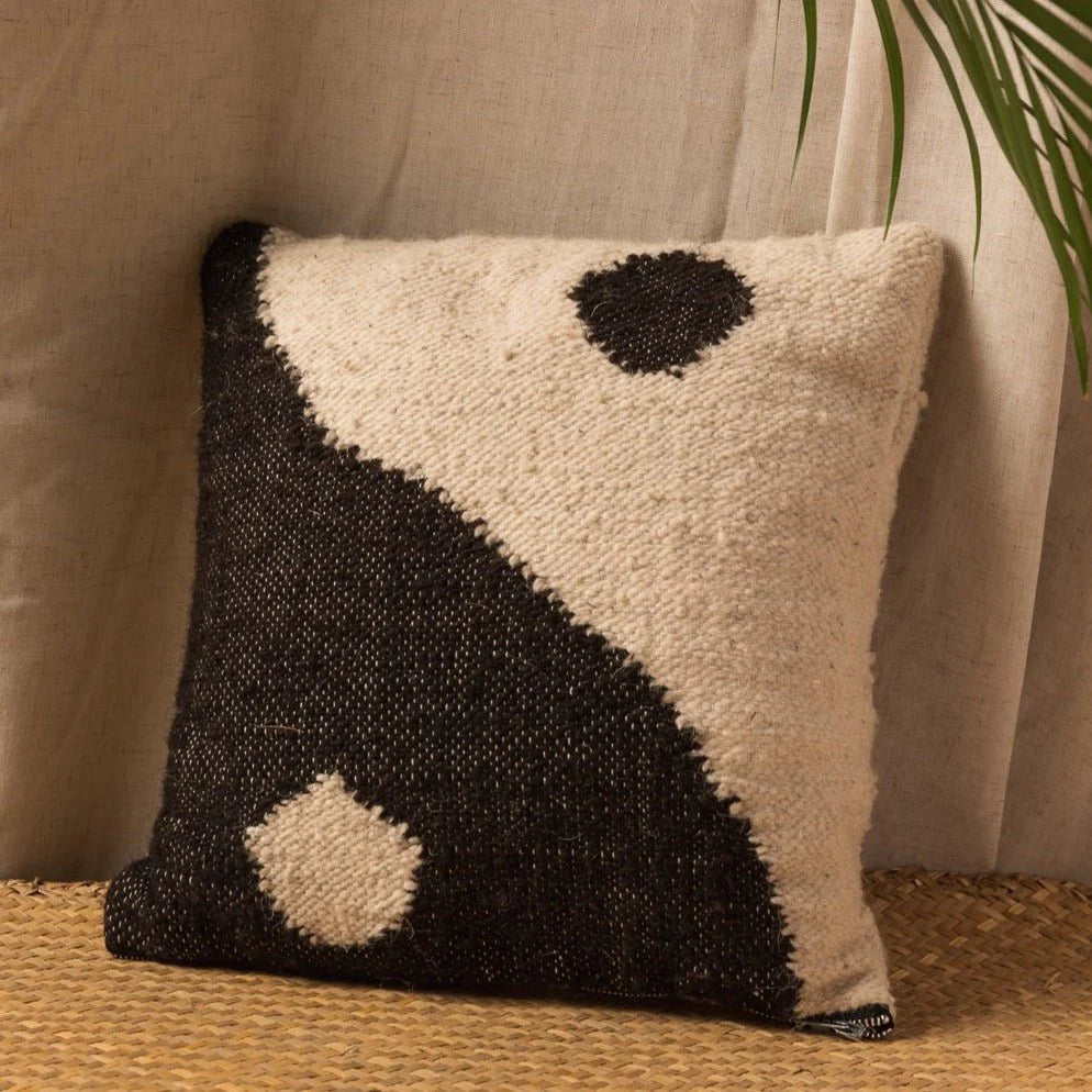 NADA DUELE / YIN YANG PILLOW CASE 16x16"